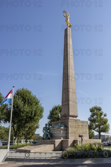 Gëlle Frau, Gëlle Fra war memorial of granite obelisk with gilded bronze statue of a woman at the