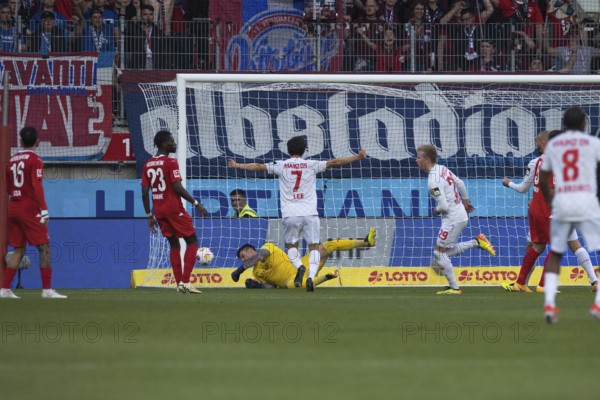 Football match, Jonathan BURKARDT 1. FSV Mainz 29 right has just scored the 0:1 for 1. FSV Mainz 05
