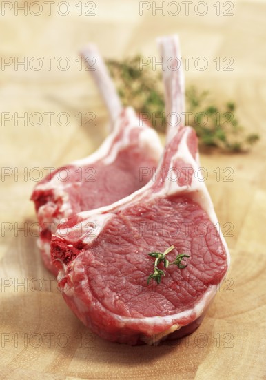Fresh lamb chops with thyme