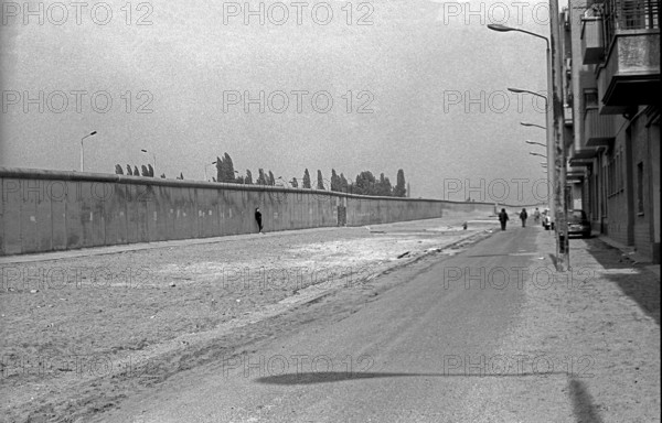 GDR, Berlin, 28. 04. 1990, Wall at the old goods station site (Gleim tunnel), Schwedter Straße, ©