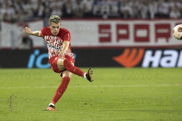 Matthias GINTER SC Freiburg with a well-aimed shot