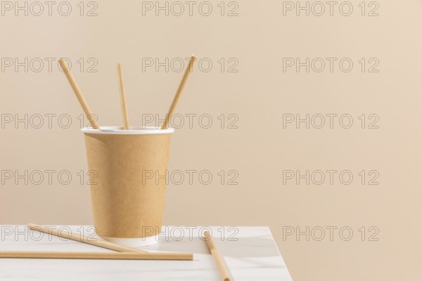 Paper cup straws arrangement