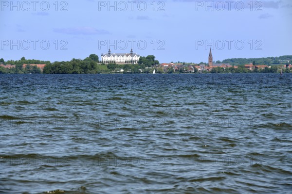Plöner See, behind it Plön Castle, Holsteinische Schweiz, Schleswig-Holstein, Germany, Europe