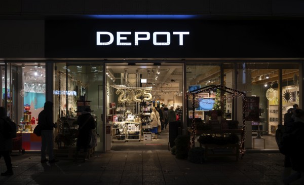 Night shot, DEPOT furniture store, decorative items, shop window, pedestrian zone, shopping, logo,