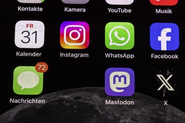 Social media, apps on the display of an iPhone. WhatsApp, Facebook, Mastodon, X, Instagram.