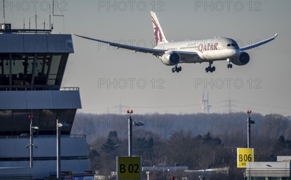 Qatar Airways aircraft approaching Düsseldorf Airport, DUS, old air traffic control tower, North