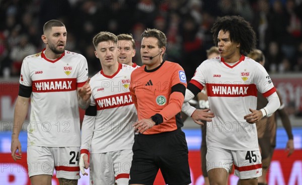 Jeff Chabot VfB Stuttgart (24) Angelo Stiller VfB Stuttgart (06) Maximilian Mittelstädt VfB