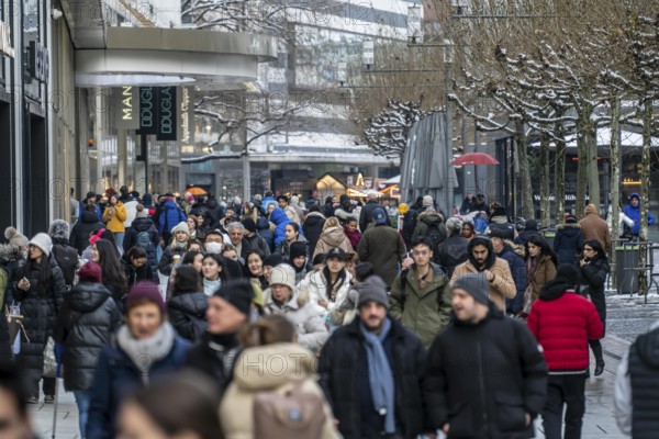 Shopping street Zeil, pedestrian zone, winter weather, people shopping, Frankfurt am Main, Hesse,