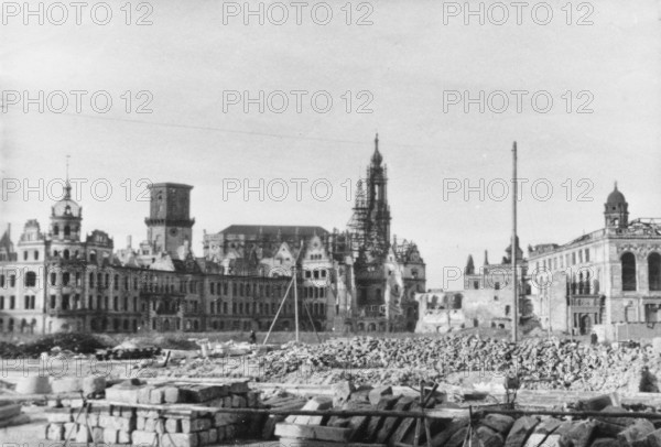 DEU Sachsen Dresden Dresden 1945, ruins of the Residenzschloss, the Georgentor, the Hofkirche, the
