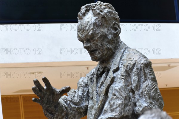 Detail, Willy Brandt monument by Rainer Fetting in bronze, Willy Brandt House, SPD headquarters,