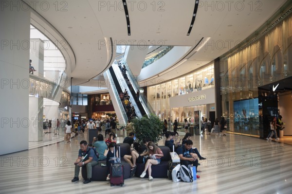 06.12.2019, Singapore, Republic of Singapore, Asia, Passengers wait with their luggage in the new