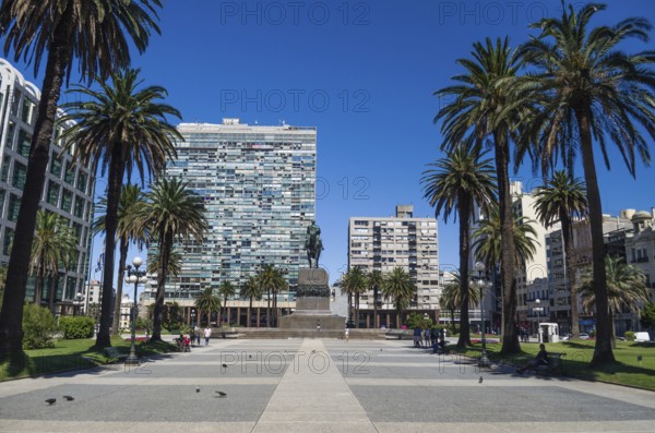 MONTEVIDEO, URUGUAY, Dezember 25, 2016: Monument to José Artigas, Plaza Independencia, famous town