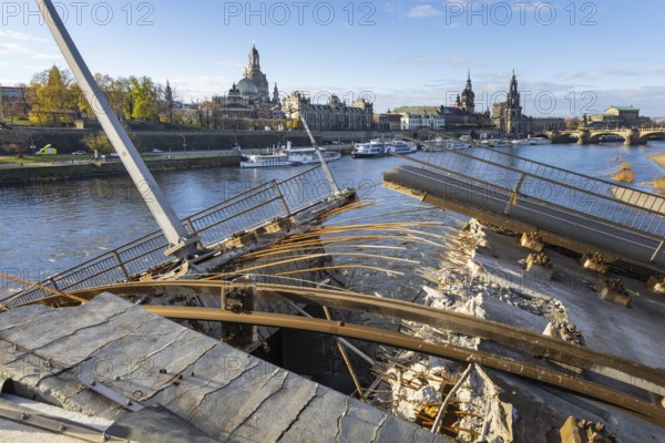 Partial collapse of the Carola Bridge. Over a length of around 100 metres, the section on which the