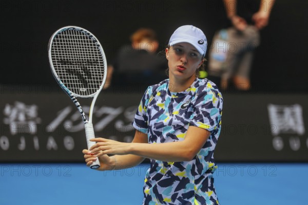 MELBOURNE, AUSTRALIA, JANUARY 15: Iga Swiatek practices ahead of the 2022 Australian Open at