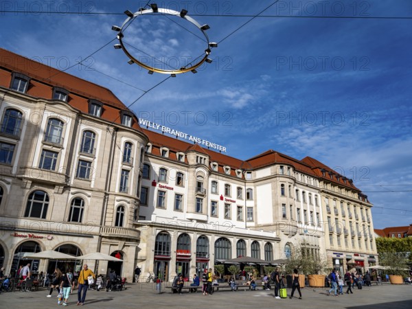 The inscription Willy Brandt ans Fenster on the former Interhotel Erfurter Hof and a photo of Willy