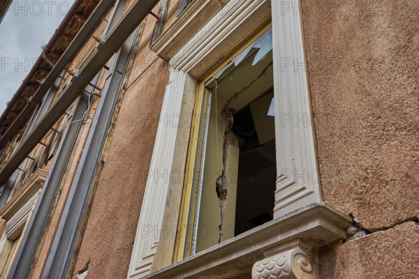 Historic façade, cracks in the lintel and façade due to the 2009 earthquake, securing the façade