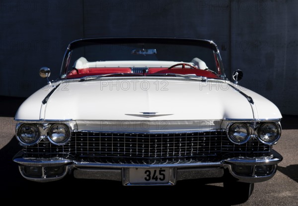 American classic car, Cadillac Eldorado, white with red leather seats, front view, Töcksfors,
