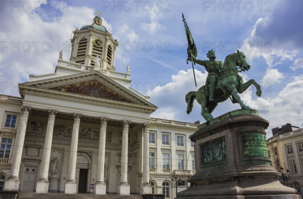 A picture of the Place Royale in Brussels, featuring the Saint Jacques-sur-Coudenberg church and