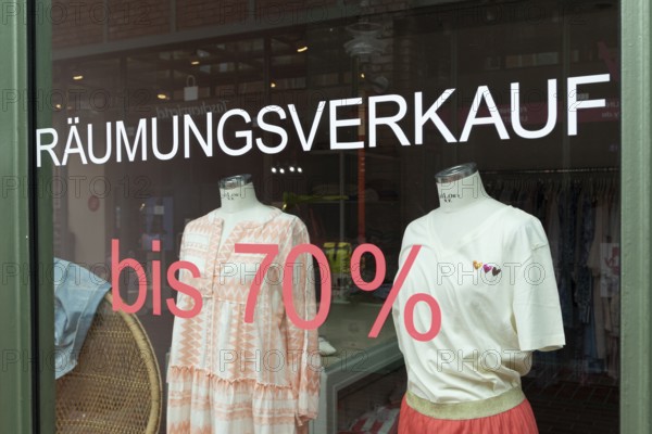 Symbolic image, shop window with the words Räumungsverkauf (clearance sale) in a clothing shop in a