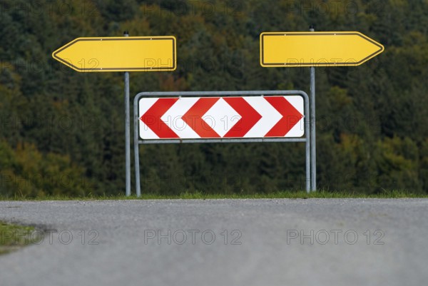 Germany, fork in the road with the possibility to go left or right, making a decision, traffic