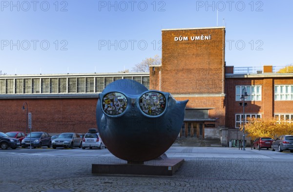 A picture of the entrance of the Gallery of Fine Art in Ostrava. The work of art is called Dawn,