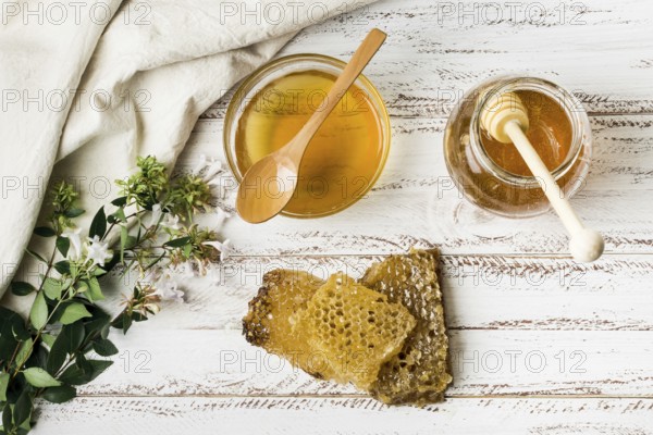 Honey jar with honeycomb