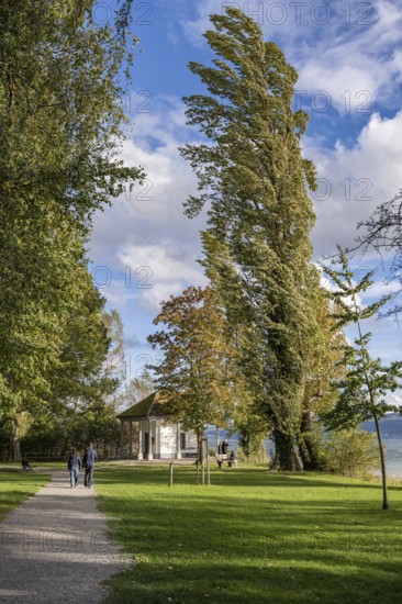 Footpath through Mettnaupark with the Urkundenhäuschen, Radolfzell am Lake Constance, Konstanz