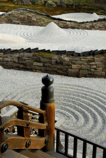 Sand Garden, Rinzai Zen School, stone circles, sand circles, Zen Garden, Kodai-ji Temple, Kyoto,