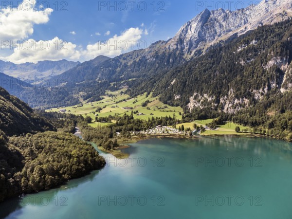 The Vorauen campsite on Lake Klöntal with the Chlü tributary and the 2294-metre-high Mutteristock,