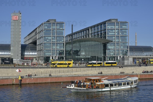 Excursion boat on the Spree River in front of Berlin Hauptbahnhof main railway station, Berlin,