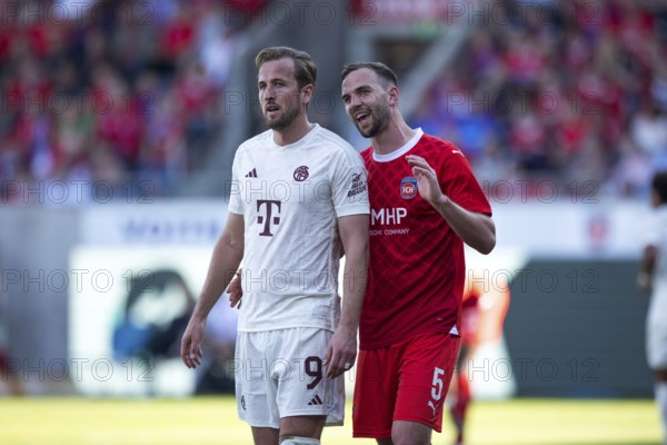 Football match, Benedikt GIMBER 1.FC Heidenheim re.verbally tells Harry KANE Bayern Munich