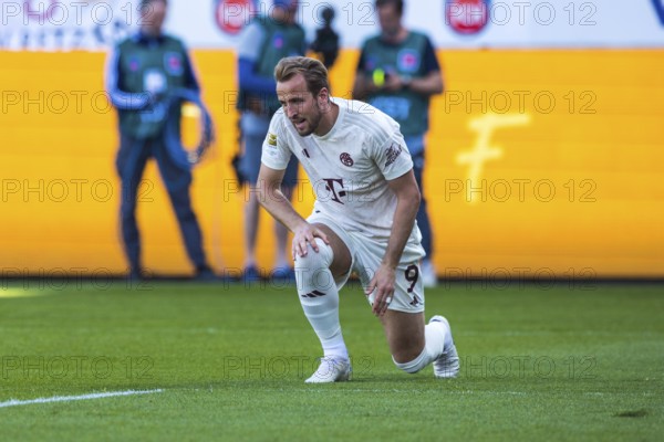 Football match, striker Harry KANE Bayern Munich kneeling on one leg while getting up after a
