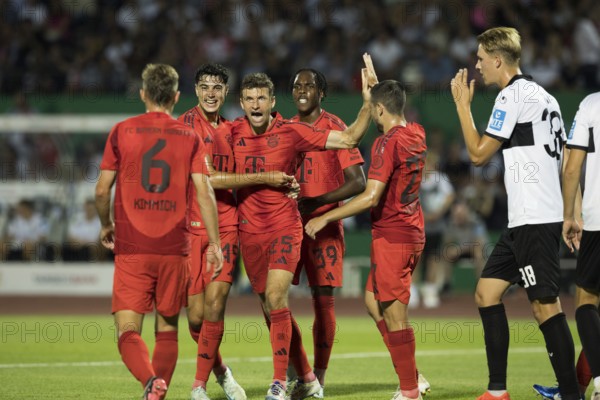 Football match, Thomas MÜLLER FC Bayern Munich centre celebrates energetically looking at Joshua