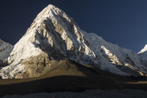 The seven-thousander Pumori and Kala Patthar, 5645m, the popular trekking peak and the Mount