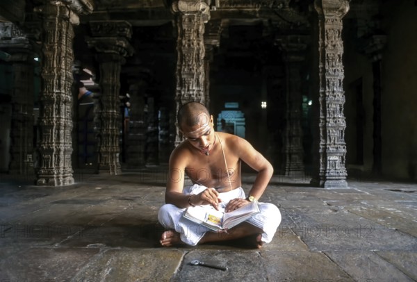 Reciting vedhas in the dancing hall Nrithya Saba in Thillai Nataraja temple in Chidambaram, Tamil