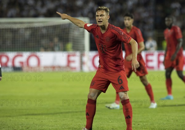 Football match, Joshua KIMMICH FC Bayern Munich shows with his left arm in which direction to go,