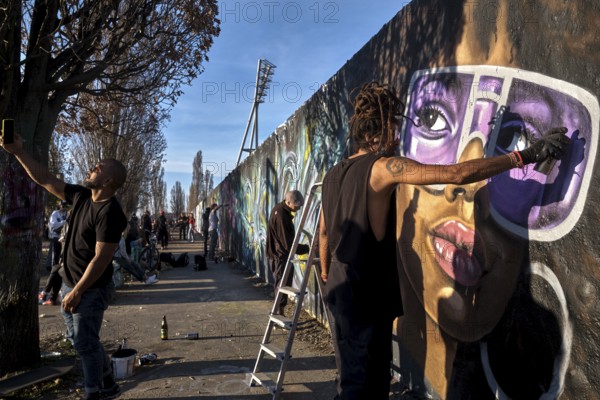 Germany, Berlin, 27. 03. 2022, Sunday afternoon Mauerpark, graffiti wall, graffiti artist Eme