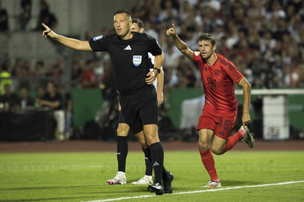 Football match, Thomas MÜLLER FC Bayern Munich celebrates his goal with raised left arm and index