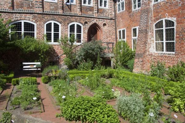 Benediktinerinne kloster Lüne, Benedictine monastery, monastery garden, Grapengießerstraße, Old