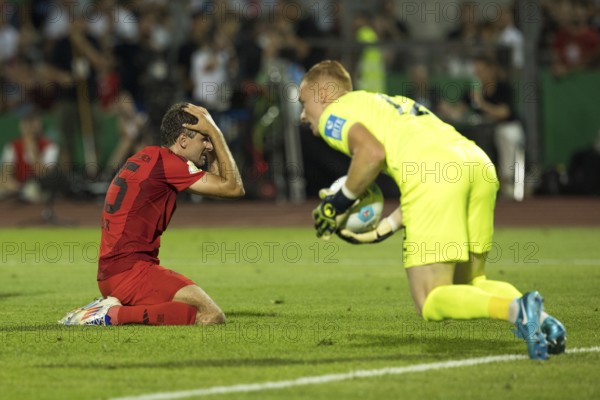 Football match, Thomas MÜLLER FC Bayern Munich left, desperate with his hands on his head because
