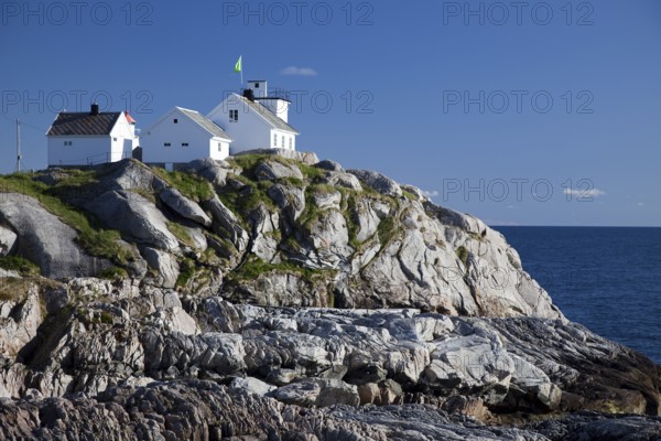 Coastal cliffs and the lighthouse, Henningsvaer, Henningsvær, Heimöya, Heimøya, Lofoten, Nordland,