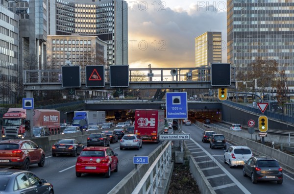 Motorway A40, Ruhrschnellweg, in Essen, junction Essen-Zentrum, city skyline, Ruhrschnellweg