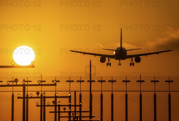 Aircraft approaching the main runway south, 05R/23L, runway lighting, approach aids, at Düsseldorf
