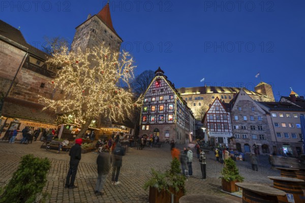 Tiergärtnertorplatz with the Tiergärtnertor and the historic Pilatushaus with an Advent calendar