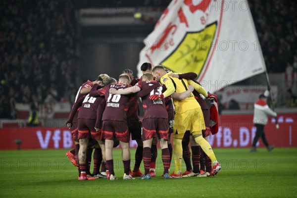 Team building, team circle in front of the start of the match RB Leipzig RBL VfB Stuttgart