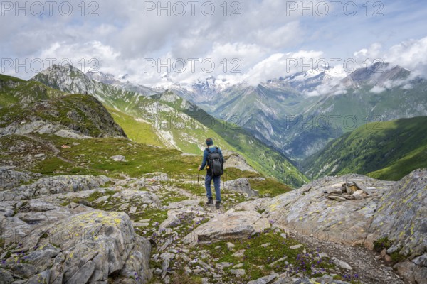 Mountaineers on a hiking trail on the Mittagskögele, view of mountain peaks of the Venediger group