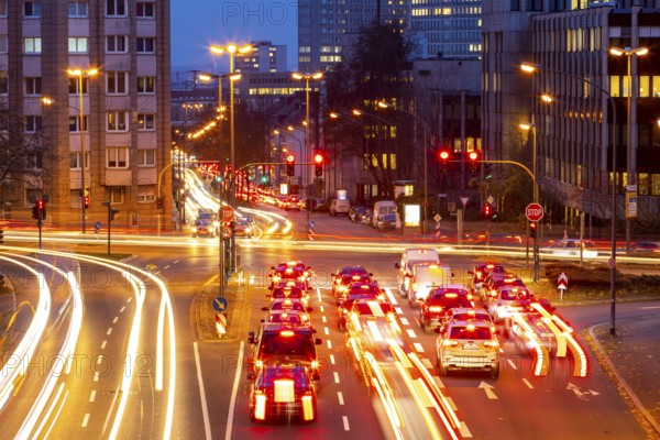 Evening city centre traffic in Essen, large intersection of Bismarckstrasse, B224, Friedrichstrasse