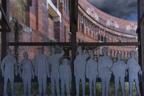 Figures as visitors in the inner courtyard of the Congress Hall, unfinished National Socialist