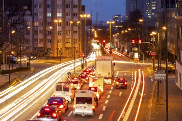 Evening city centre traffic in Essen, large intersection of Bismarckstrasse, B224, Friedrichstrasse