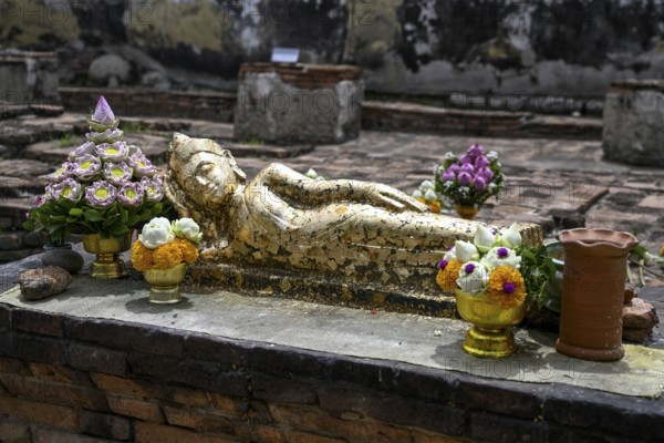 Offerings in front of the reclining Buddha, Wat Lokayasutharam, temple of the reclining Buddha,